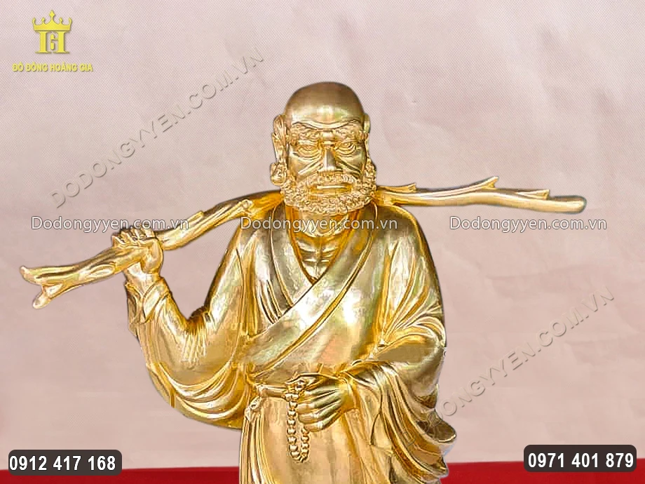 Gương mặt Ng&agrave;i được chạm khắc dữ tợn, uy nghi&ecirc;m